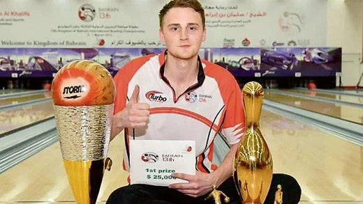 Vinnare. Jesper Svensson vann en stortävling i Bahrain när han besegrade superstjärnan Jason Belmonte i finalen. Foto: Asiatiska bowlingförbundet