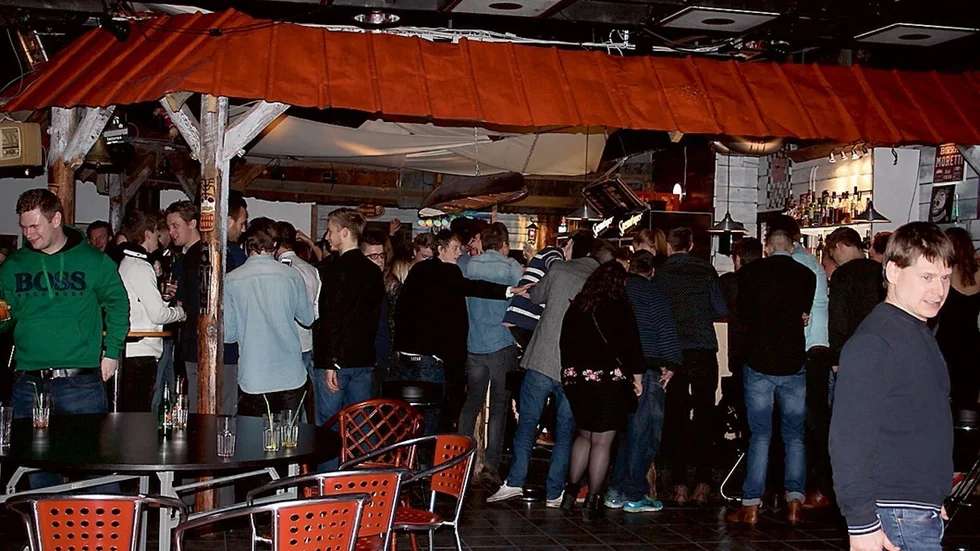 Redan vid halv elva var baren nästan fullpackad.