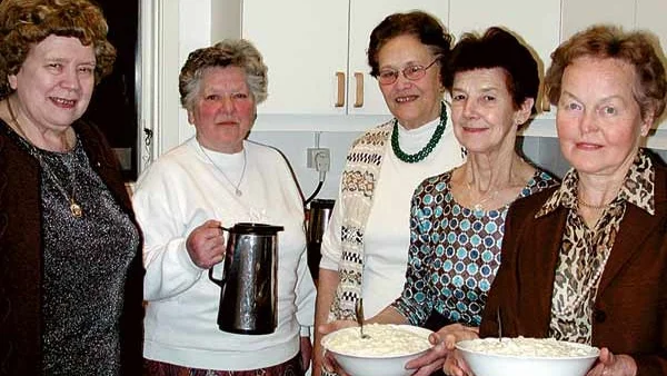 Att det finns gröt i Hycklinge det ser Edith Magnusson, Gerd Pettersson, Maj Wärnström, Gittan Rödin och Stina Carlsson till.