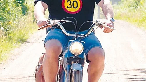 Är föraren 30 år, eller är mopeden 30 år eller rent av går det i 30 kilometer i timmen...