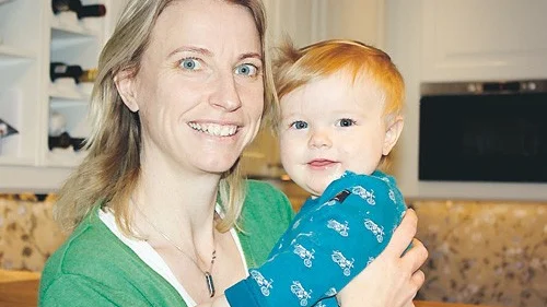 Sofie Alvarsson, här med yngste sonen Karl-Erik, har ett stort engagemang i både Loftahammars intresseförening och den nya stiftelsen som ska stötta skolans elever.