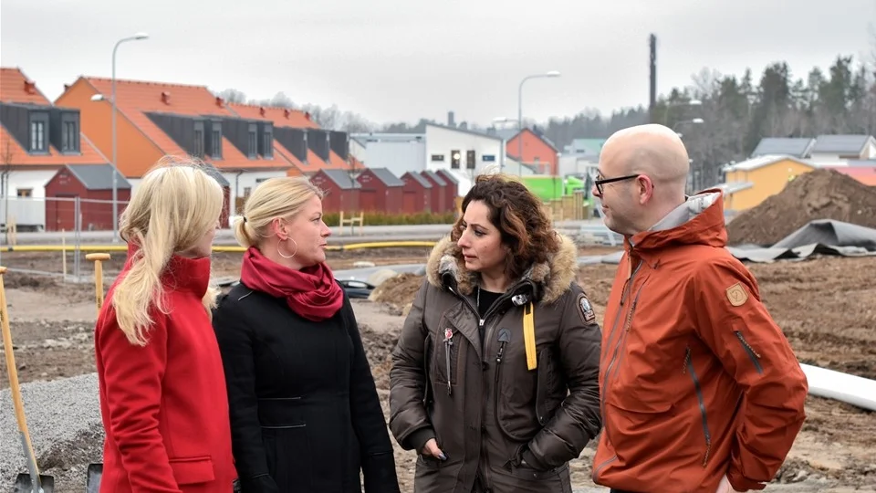 Jenny Linde Rektor, Catharina Blad Förskolechef samt Jakob Björneke Ordförande i Barn- och ungdomsnämnden samtalar med Maria Brahim från Botrygg. Foto: Tommy Pettersson