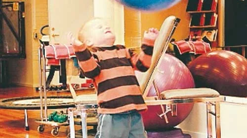 Femårige Jakob Johnsson var en av dem som prövade studsmattan och bollarna på Tjust rehab.