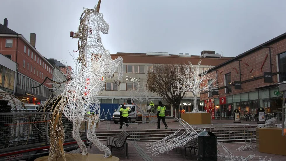 Enhörningen på Lilla torget i Linköping får ett lite längre liv den här säsongen. Den plockas inte ned förrän efter den 14 februari.