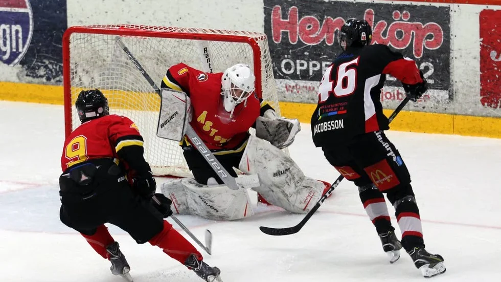 Marcus Jacobsson var bra som back tillsammans med Sebaztian Cammerfjord när Mjölby HC tog en ny seger i hockeytvåan, 2-1 borta mot Värnamo.