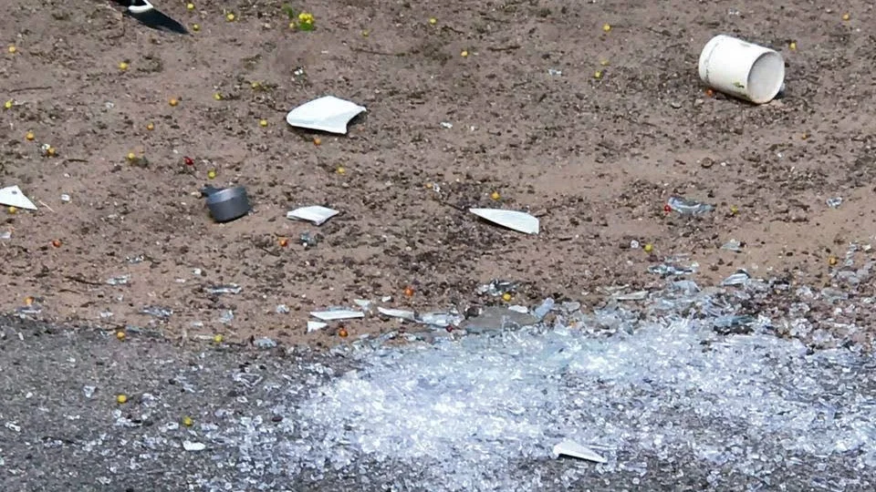 Mängder av förmål kastades från balkong bland annat muggar, glas och knivar.
