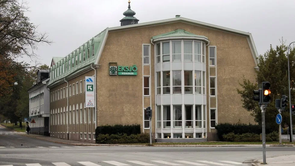 Arbetsgivaren Eksjö kommun har avskedat en anställd med omedelbar verkan.