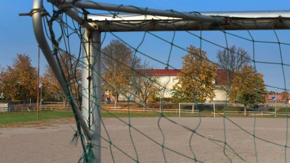 På grusplanen vid Vist skola i Sturefors blir det en kombinerad idrottshall, skolmatsal och bibliotek.