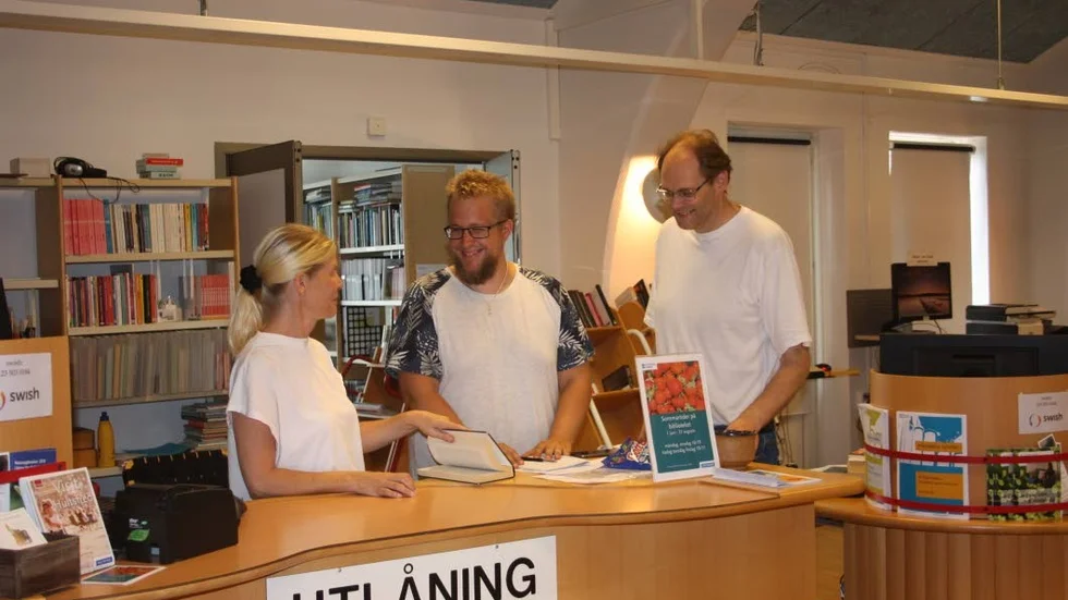 Lindha Wahlgren, Hampus Eriksson och Kalle Ljungberg på biblioteket i Hultsfred.