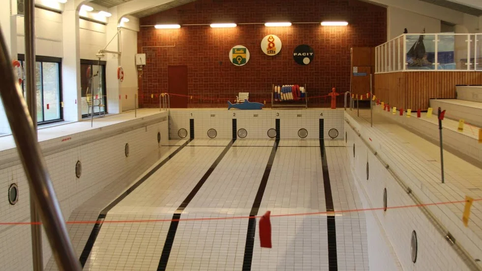 SD anger i sitt budgetförslag att det inte är ett alternativ för kommunen att se över en renovering av simhallen. Istället föreslår partiet ett helt nytt sportcenter med simhall.