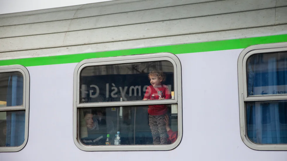 Hur mycket förstår barnen av vad som händer? En liten pojke blickar ut över perrongen och verkar glad över att få åka tåg. En del av de flyktingar som kommer över gränsen har någon som väntar på andra sidan. En del har ingen och reser planlöst.