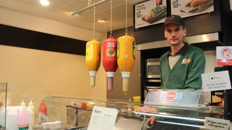 Varm korv, kaffe, mackor, bilvårdsprodukter, godis och mycket mer blir kvar när Andreas Botvidzon skyltar om, från 7-Eleven till Välkommen in.