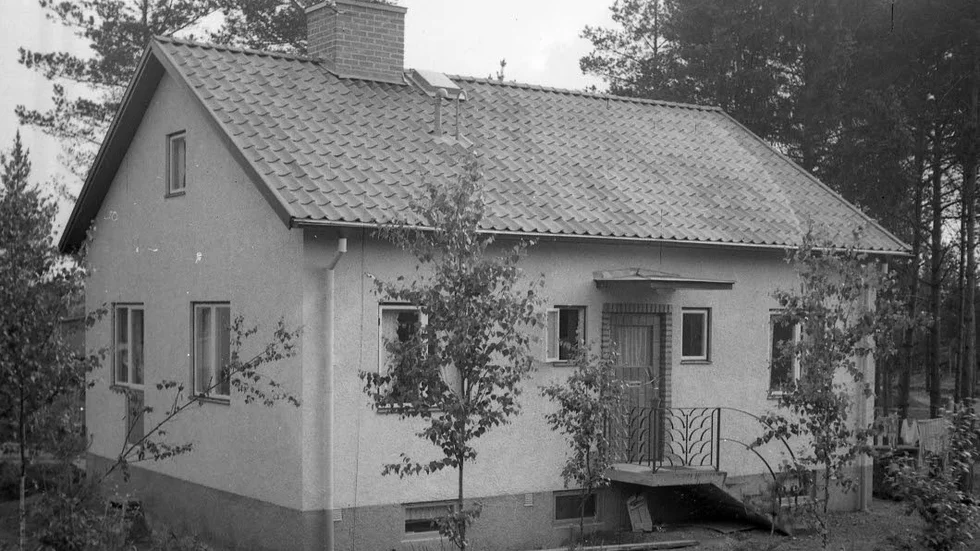 Familjen Wallmans villa på Almgatan 3 i Ånestad sedd från trädgården. Huset uppfördes 1948 med Tore Wallman själv som ansvarig byggmästare. Fotot är taget i april 1949.