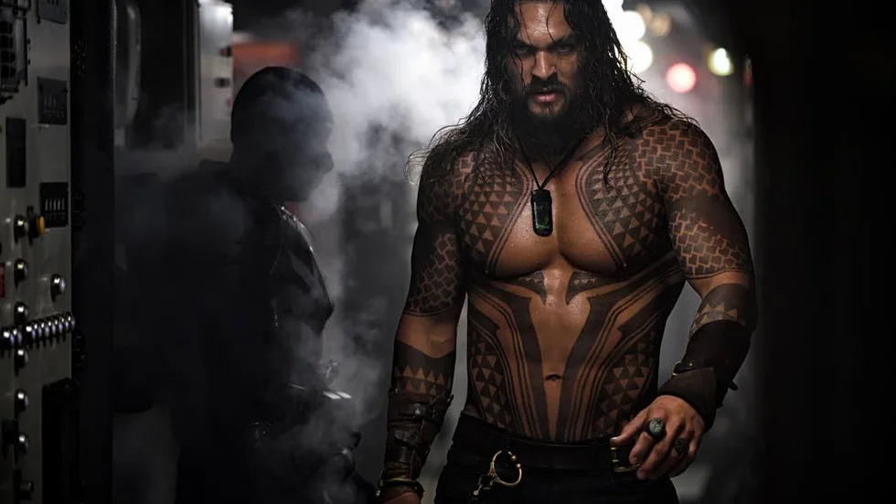 Hälften människa och hälften fiskpojke. Arthur (Jason Momoa) lever i två världar i "Aquaman".