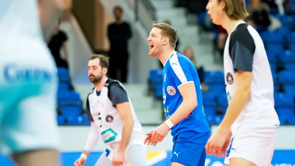 LVC:s Johan Eriksson manar på.