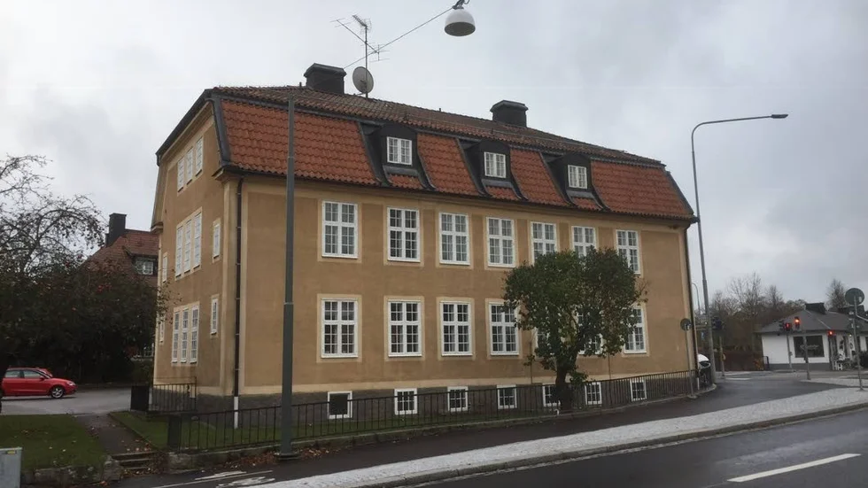 Villan på Storgatan 94 är ritad 1913 av Linköpingsarkitekten Axel Brunskog. Byggherre var fanjunkare A J Lundgren, som med sin familj flyttade in i den ena av de två ursprungliga femrumsvåningarna. Den andra lägenheten hyrde Lundgren ut till Olof Söderqvist, lektor i historia och geografi vid Läroverket Olof Söderqvist.