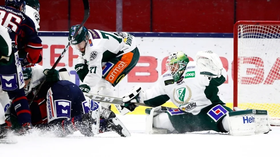 LINKÖPING 20181208
Rörigt framför Färjestads målvakt Markus Svensson under lördagens ishockeymatch i SHL mellan Linköping HC ochnFärjestads BK på Saab Arena.
Foto: Stefan Jerrevång / TT / kod 60160