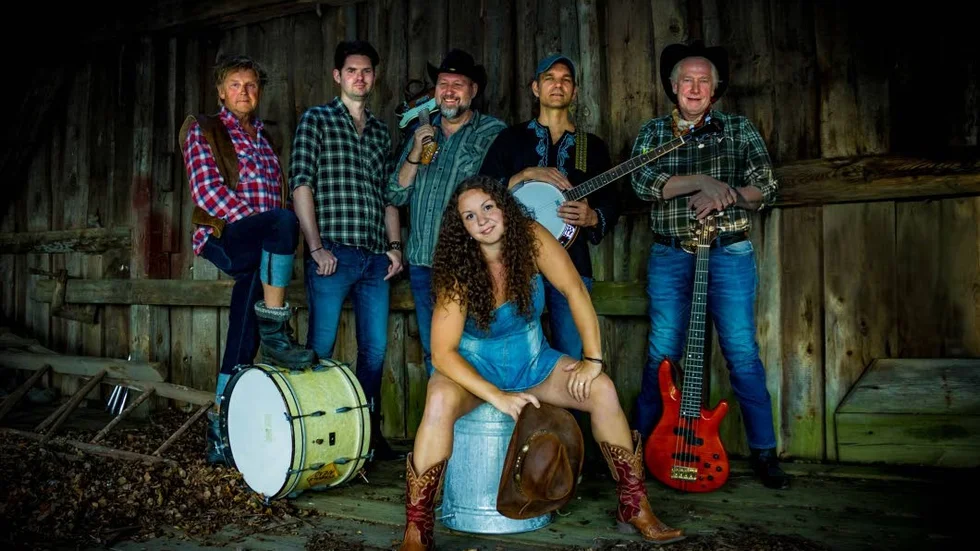 Cowbell Band har fått en extra skjuts. I förgrunden sångerskan Diana Peña Andersson och bakom henne, från vänster: Bertil ”Berra” Åhlin, Adam Petri Ingmarsson, Stefan Nilsson, Patrik Jonsson, Kjell Törnlund.