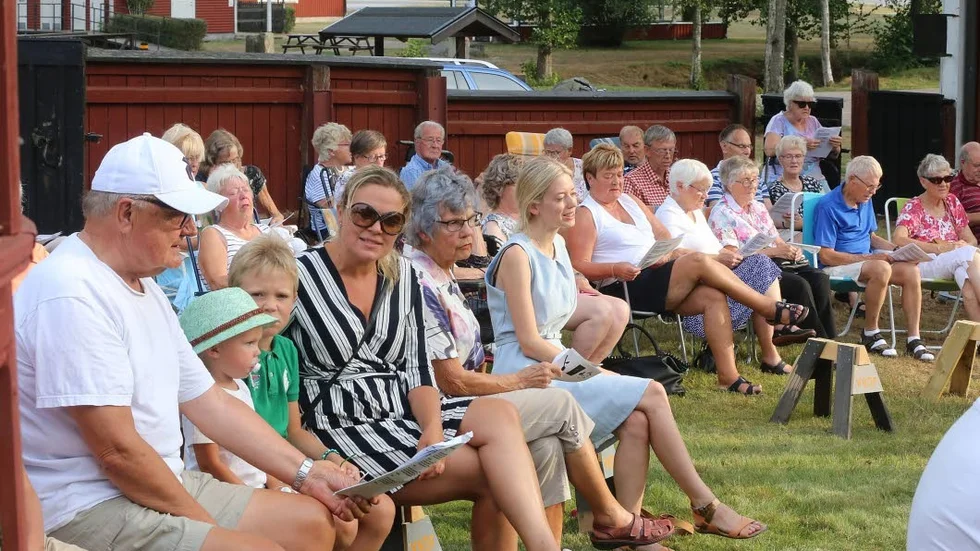 Det var gott om deltagare i allsången i Gästgivarehagen i den varma sommarkvällen.