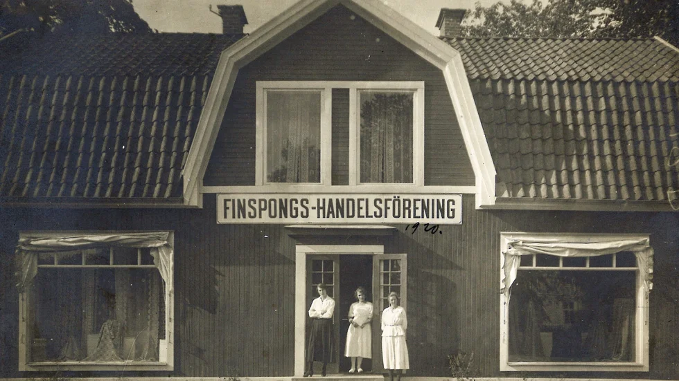 
Finspongs Handelsförening omkring 1920 vid Gamla Torget i Finspång.
Bilderna ingår i Eric Larsons fotosamling som förvaras i kommunarkivet.