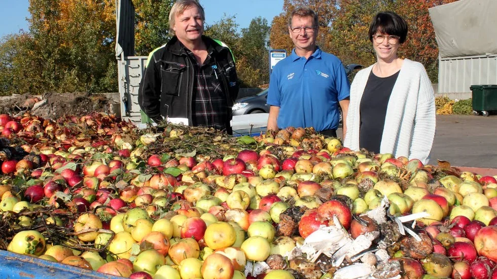 Kjell Österskog, Linda Genander och Håkan Pettersson från Tekniska verken begrundar årets rekordinsamling av frukter.