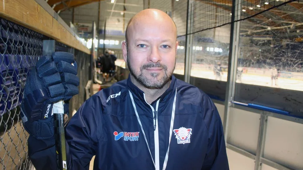 Tommy Jonsson har med sig hela truppen till matcherna mot Malmö och Rögle i Skåne. Utom de skadade Broc Little och Almen Bibic.