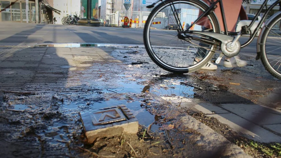 Länsstyrelsen tillåter att trädet i hörnet Kungsgatan/Sankt Larsgatan fälls för att vattenläckan som pågått i flera månader ska åtgärdas.