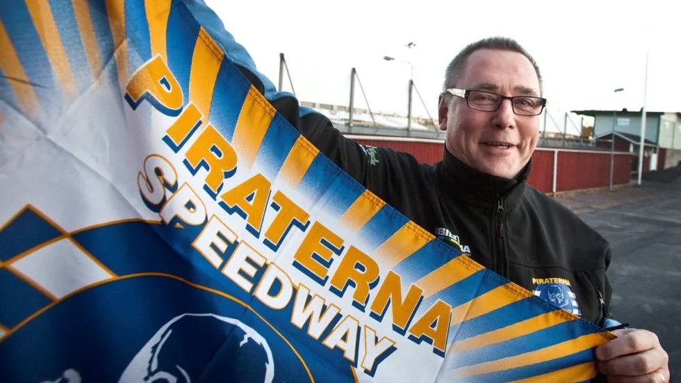 FORTSÄTTER. Roger Månsson har sagt ja till att fortsätta som ordförande i Piraterna. Han tackar ja om han blir vald på årsmötet. Men vd-posten i klubbens bolag lämnar han.