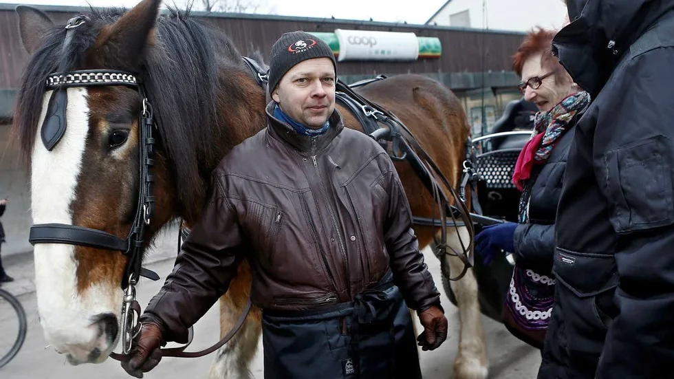 Ronny Johansson tillsammans med shirehästen Mo, 14 år.
