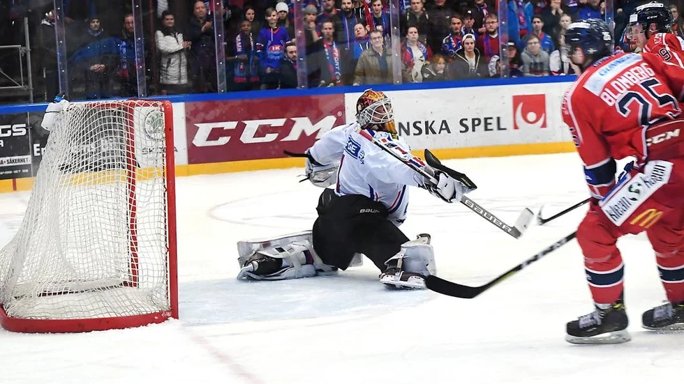 Nye IKO-målvakten Felix Sandström inledde darrigt, men växte in i matchen.