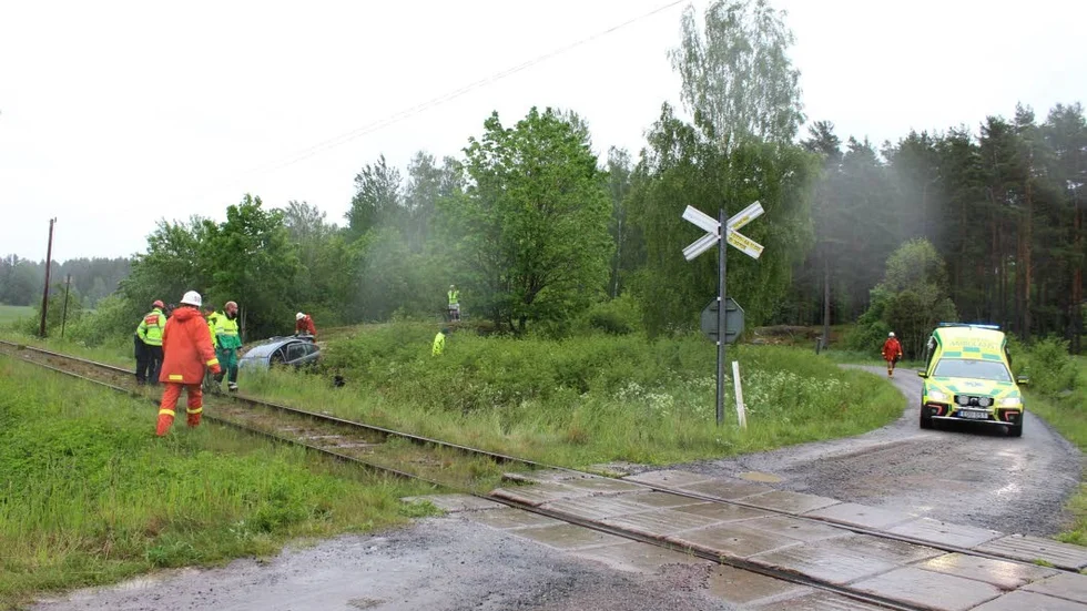 Olycka. Kollisionen mellan tåget och personbilen inträffade på en obevakad järnvägsövergång nära Blidstena.