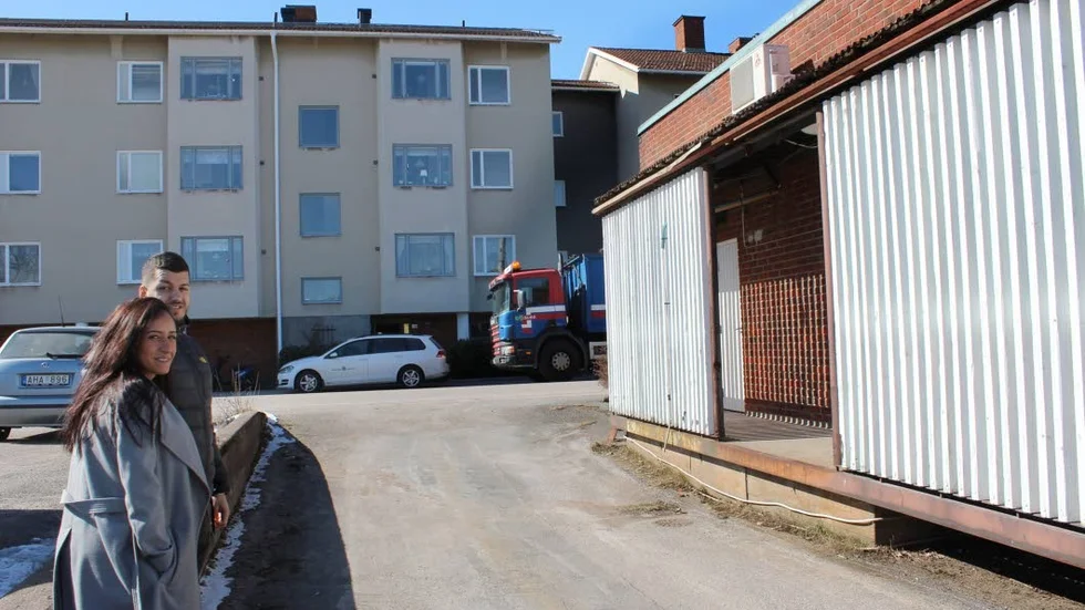 Ny entré. Ranin och Hasan Hadrous vid det som ska bli nya entrén till Gamleby Träningscenter.