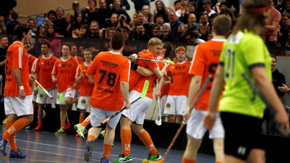 MARS 2015. Stämningen gick att ta på när Borensbergs IBC kvalade sig upp i division 2 för två år sedan. Nu är de orangea hjältarna på väg tillbaka.
