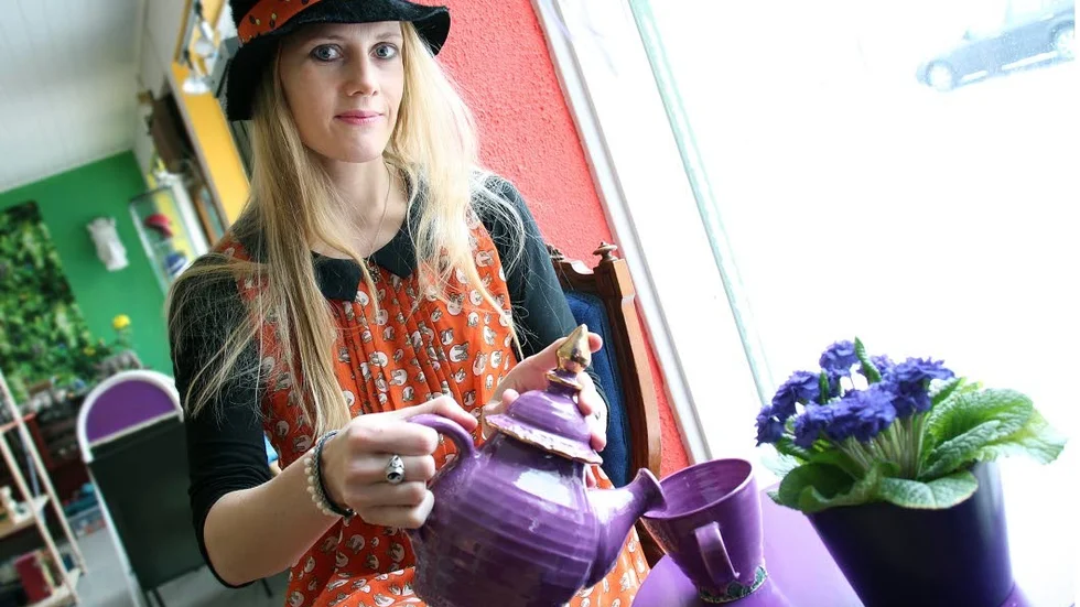 I butikens tesalong serveras endast ett närproducerat fika.