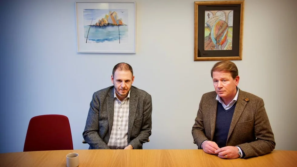 Tomas Kronståhl (S) och Harald Hjalmarsson (M). Forna samrbetspartner som lätt finner varandra.