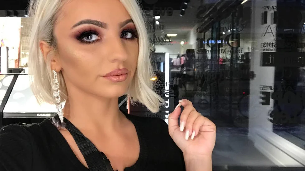 Nominerad till pris. Anida Isljami har frisersalong i Ankarsrum, men jobbar sedan en tid tillbaka även med makeup i Linköping. Nu har hon nominerats till Årets butikssäljare inför Handelsfesten i Linköping.