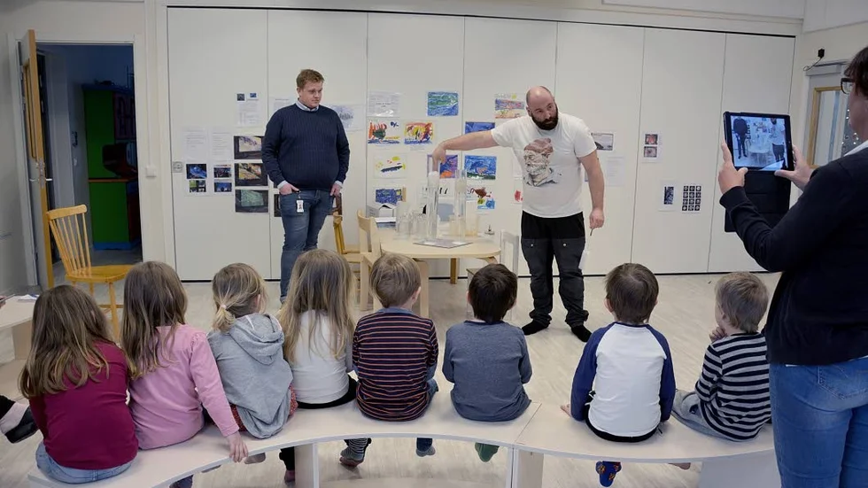 Vattenexperiment. Joakim Hesselgård från Västeriks miljö och energi och Markus Nord från Naturum berättade om vatten på förskolan Arabia.