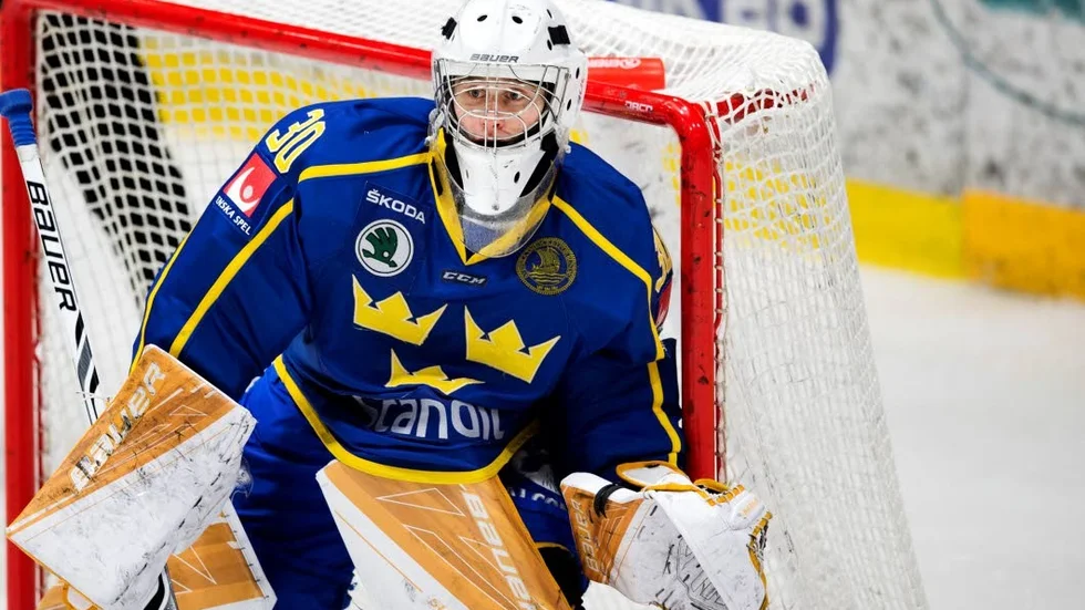 Vid sidan. Adam Åhman fick se Tre Kronor krossa Slovakien från båset.