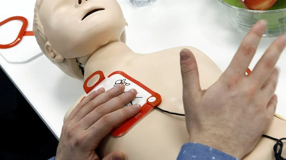 På en docka får deltagarna öva hur elektroderna appliceras korrekt.
