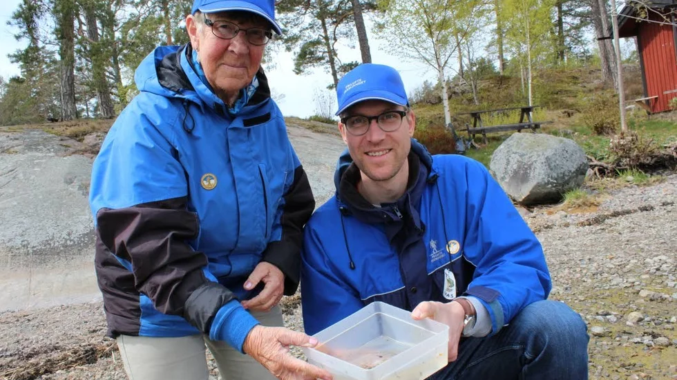 Föreningsledare. Inga Karlsson tilldelas årets Föreningsledarstipendium för sin insats som ledare inom Friluftsfrämjandet. Här tillsammans med ledarkollegan Mattias Darlin.