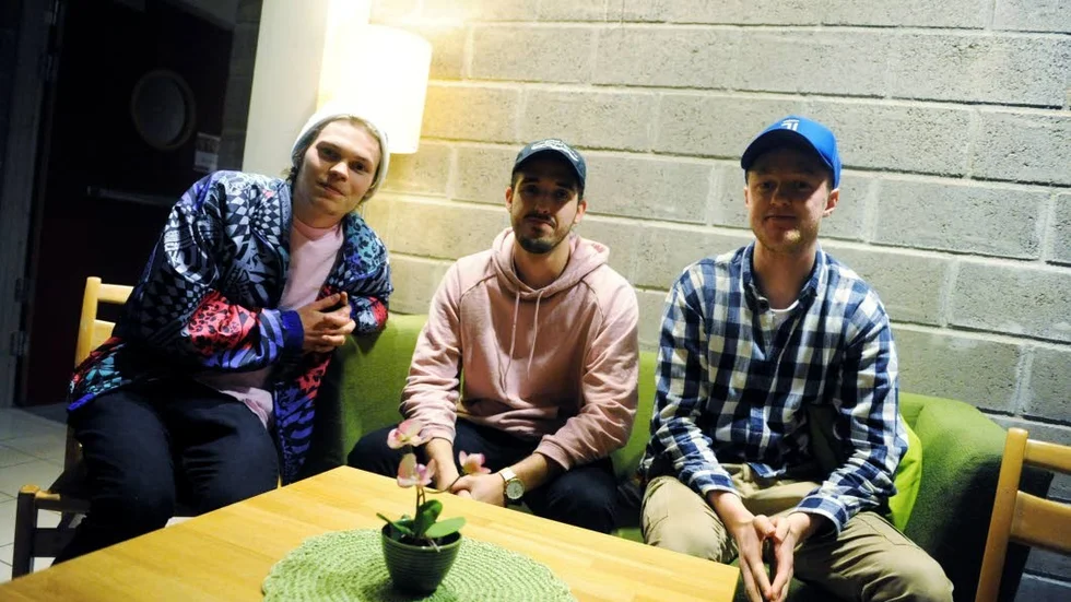 Olika. BJØRNs Ludvig Boman tycker att bandmedlemmarnas olika musiksmak och skilda åsikter är en tillgång för bandet.  Henrik Svensson, Adam Alvin och Ludvig Boman väntar på att äntra scenen.