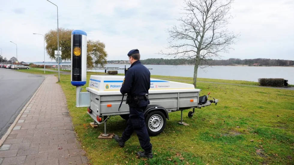 Rapportering. När fartkameran plockas ner kopplas en dator till utrustningen och polisen Henric Delaryd kan se hur många som passerat samt kört för fort.