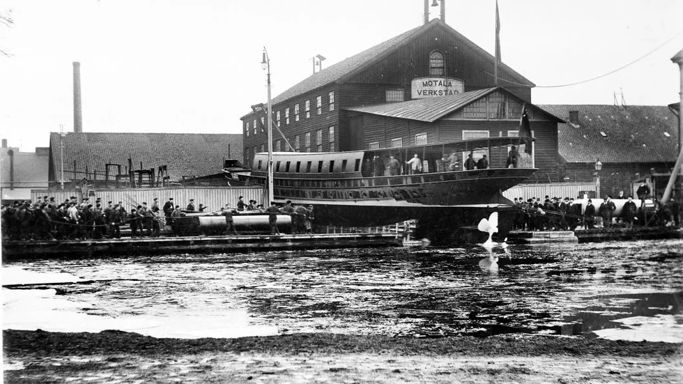 Sjösättning i Göta kanal av Härmdö ll vid Motala Verkstad 1896.