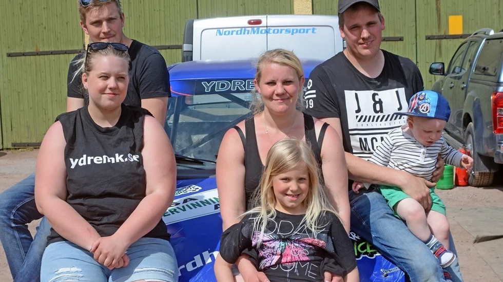 En familjesport. De fyra delade bil. Vicktor Nordh, Nathalie Hallén, Malin Bexell, Patrik Pettersson samt Jonna och Wilmer. Foto: Göran Johansson
