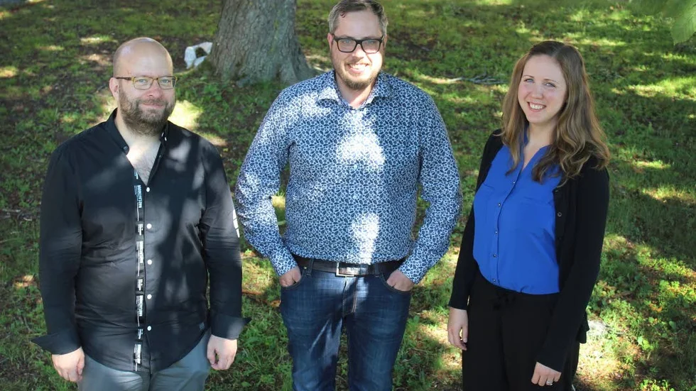 En kort rast ute för Christoffer Törnroos, Andreas Kalin, och Marie Sahiti