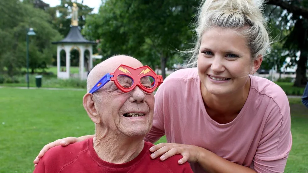 Ingemar Karlsson fick det han önskade mest av allt, en burgare, pommes och dricka. Här tillsammans med undersköterskan Frida Johansson