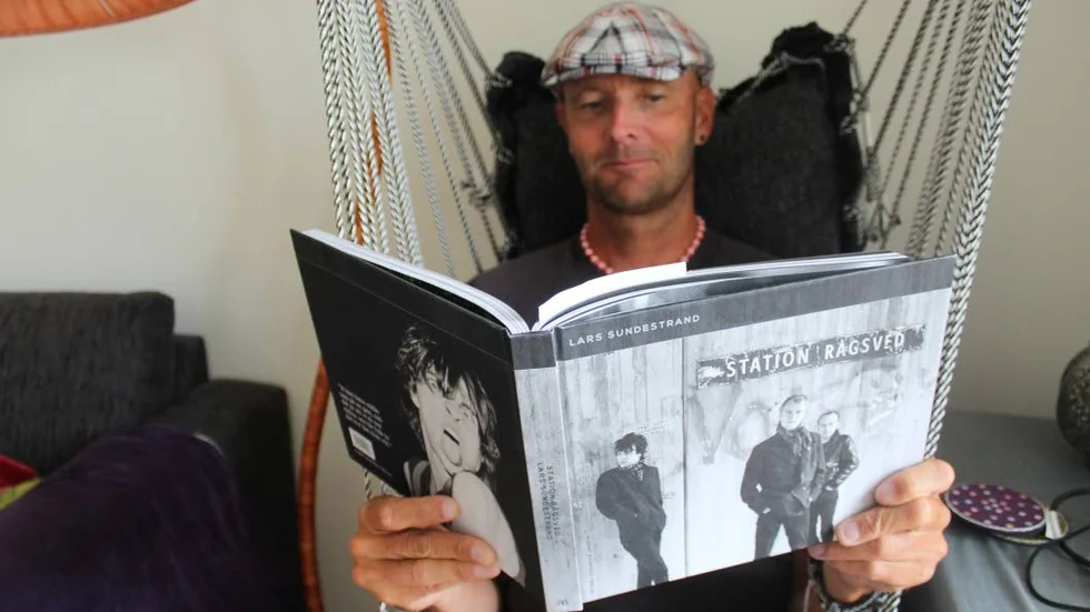 Michael Phalén trivs i sin läshörna. I boksamlingen finns naturligtvis punklitteratur.
