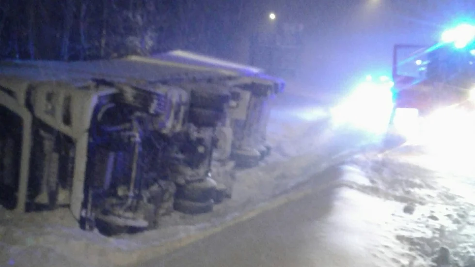 En lastbil välte vid 22-tiden på tisdagskvällen på riksväg 40.