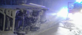 Lastbil välte på riksväg 40