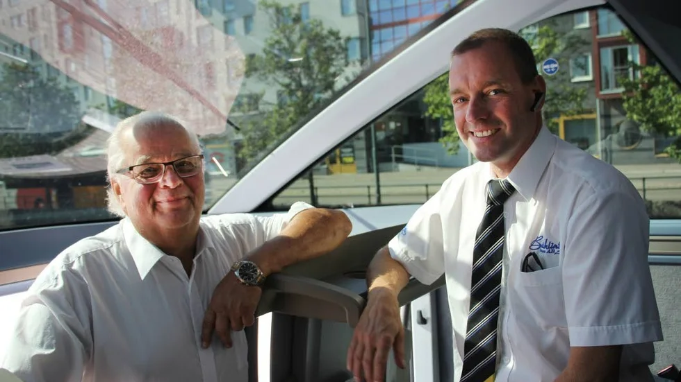 Kjell Pettersson och Mikael Andersson kör turistbuss mellan bland annat Linköping och Västervik.